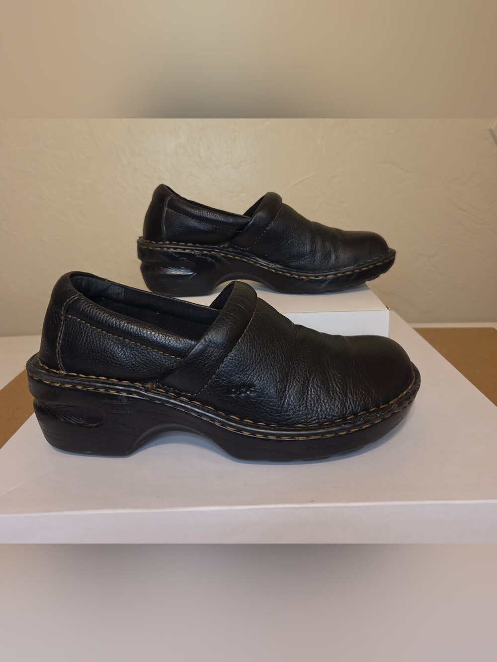 Born/b.o.c Women's Closed Back Pebbled Leather Clog Size 8.5M